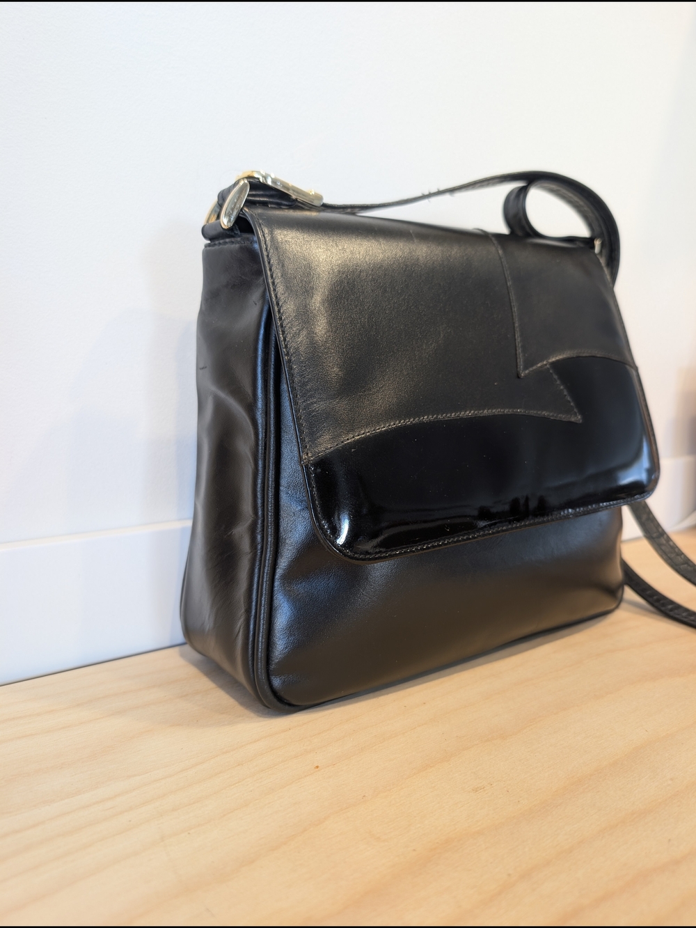 Vintage Naturalizer Black Leather & Patent Flap Shoulder Bag - Made in Canada - Picture 4 of 15